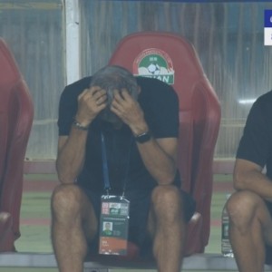 压力太大！国安送点后塞蒂恩完全不敢看，头埋在自己怀里了