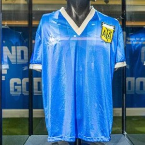 星空体育官方网站-895万美元 马拉多纳上帝之手球衣成最贵体育拍品！